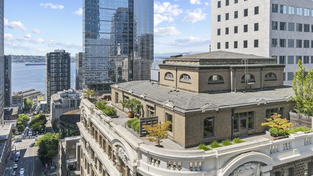 The Cobb Penthouse - 2200SF home / 2500SF Rooftop Patio