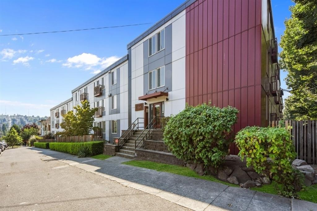 3661 Phinney Ave N #108
